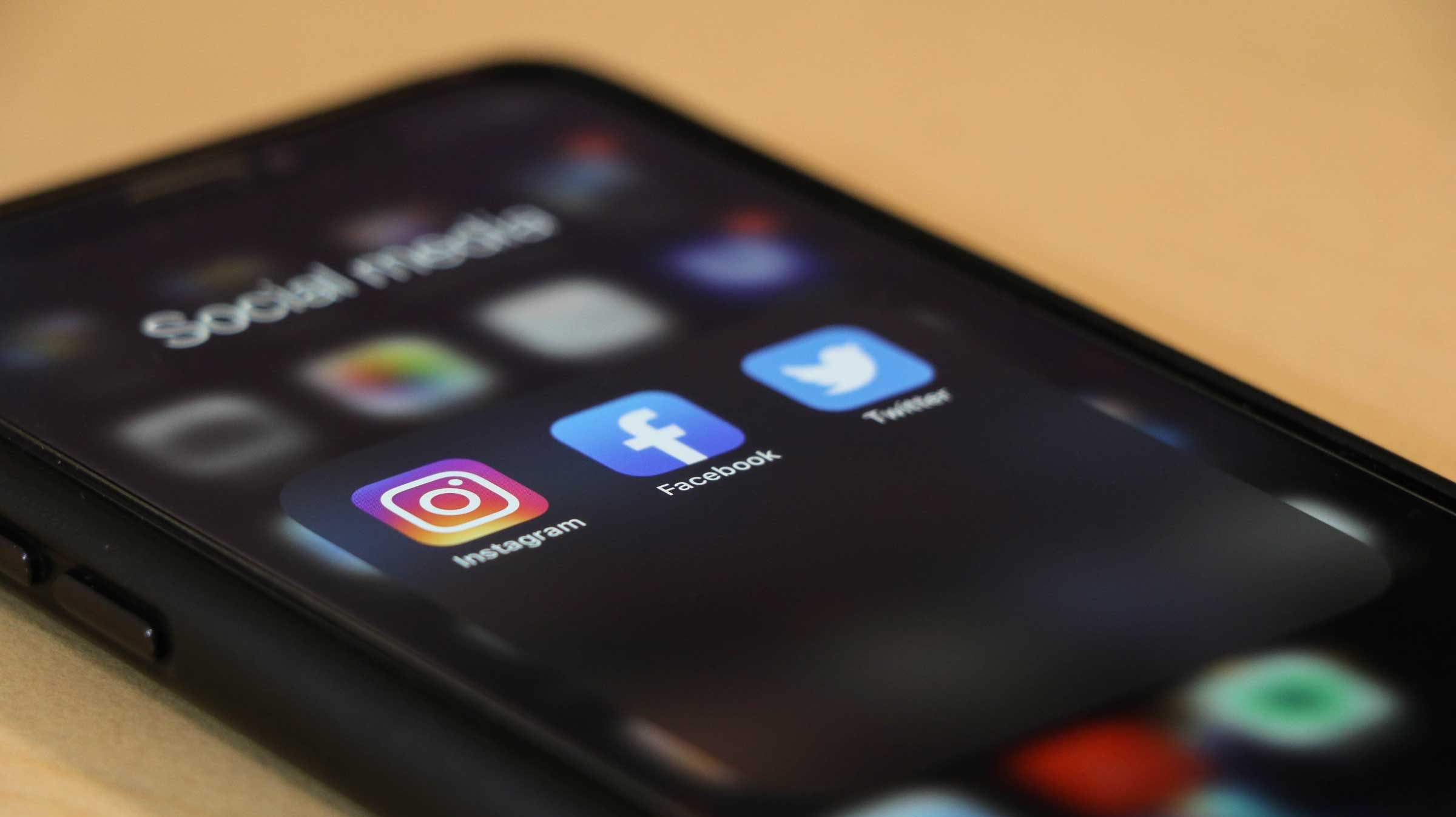 5-Shocking-Ways-Social-Media-Is-Changing-Your-Brain-(Mentally-+-Physically)